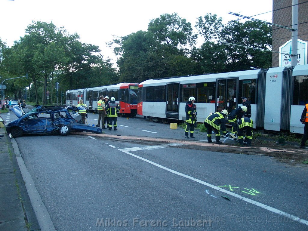 VU PKW KVB Bahn Koeln Vogelsang Venloerst Kohlgrabenweg P162.JPG